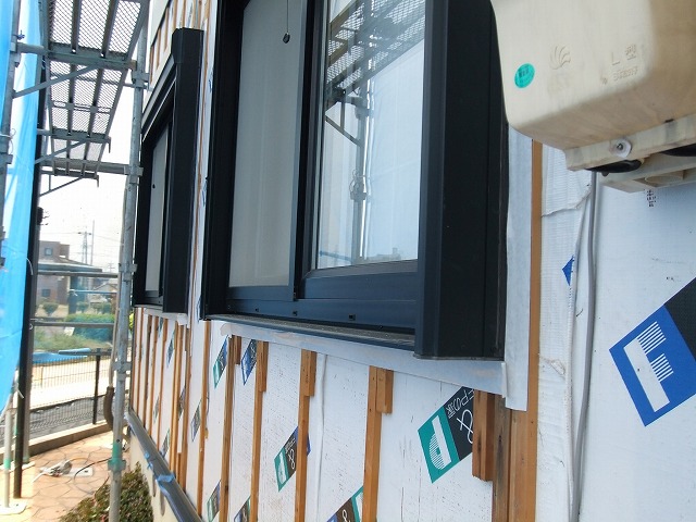 東郷町にて雨漏りした外壁の張り替え工事、サッシ周辺は雨水の影響を受け雨漏りしやすいです